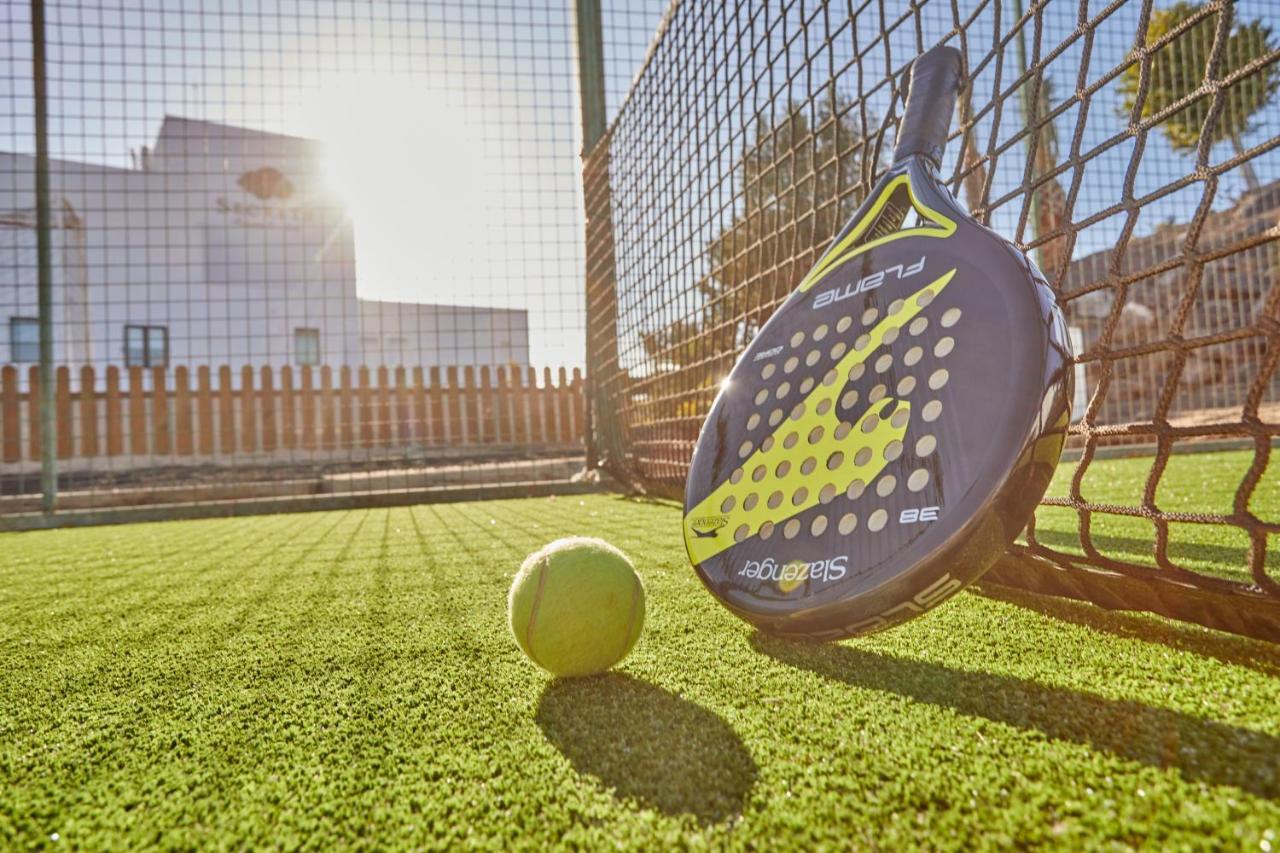 ホテル エスペリア ランサローテ プエルト・カレロ エクステリア 写真 A paddle tennis racket and ball