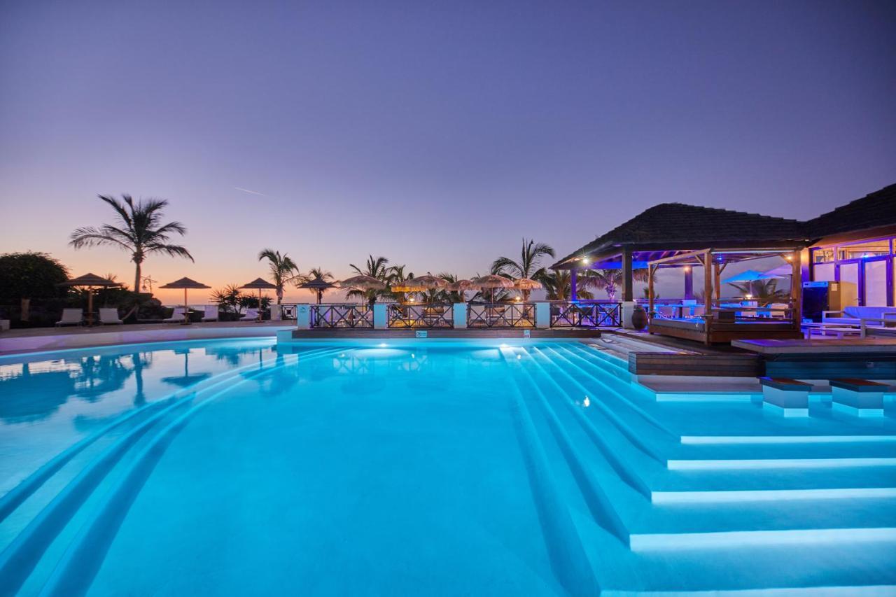 ホテル エスペリア ランサローテ プエルト・カレロ エクステリア 写真 The pool at the resort