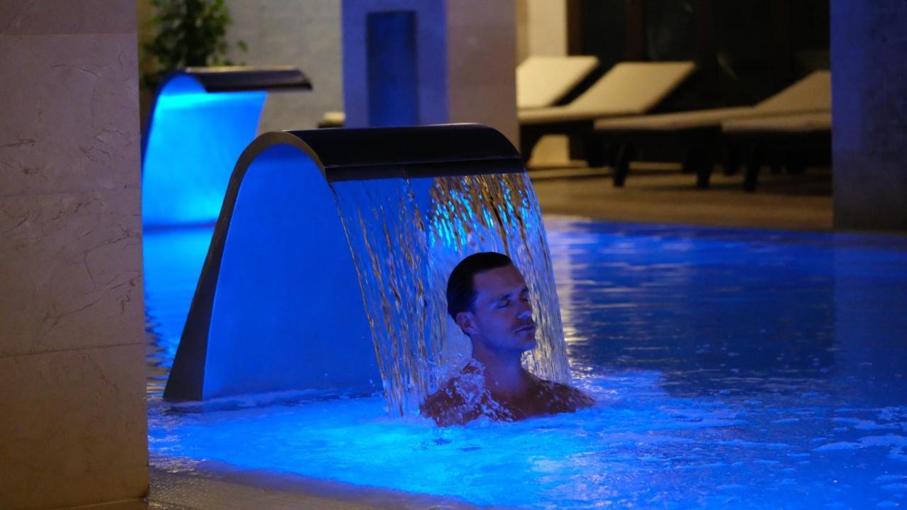 ホテル エスペリア ランサローテ プエルト・カレロ エクステリア 写真 A man relaxing in a spa
