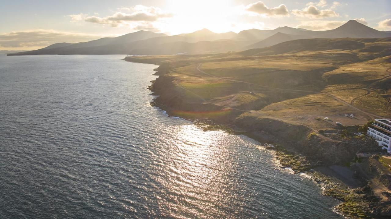 ホテル エスペリア ランサローテ プエルト・カレロ エクステリア 写真 Aerial view of the coast of the island of Elba