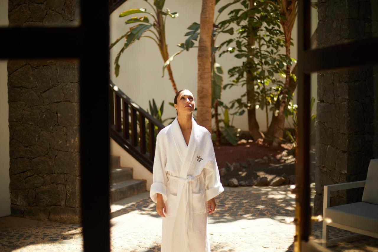 ホテル エスペリア ランサローテ プエルト・カレロ エクステリア 写真 A woman wearing a bathrobe
