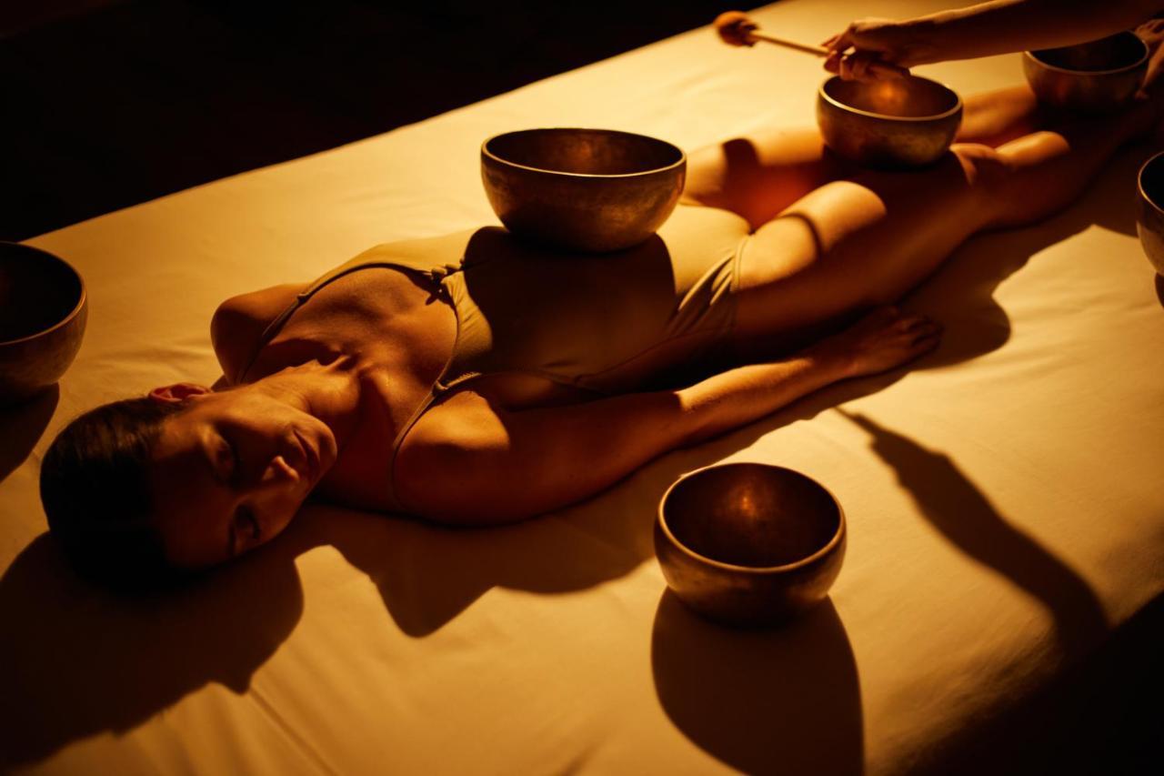 ホテル エスペリア ランサローテ プエルト・カレロ エクステリア 写真 A woman receiving a singing bowl massage