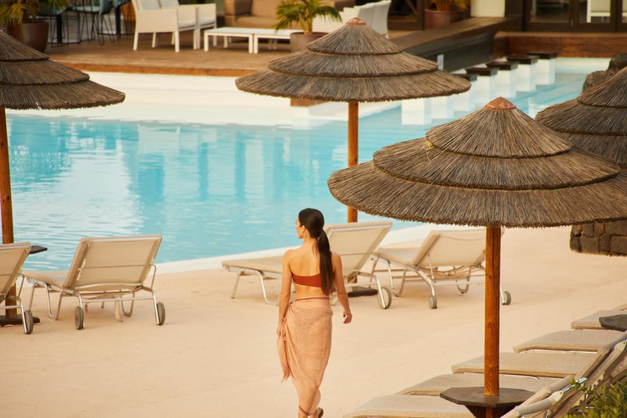 ホテル エスペリア ランサローテ プエルト・カレロ エクステリア 写真 A woman wearing a sarong